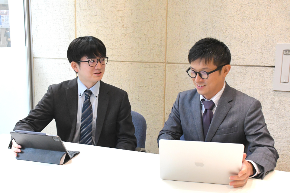 英進館社内SE田中さんと岩下さんのインタビュー風景