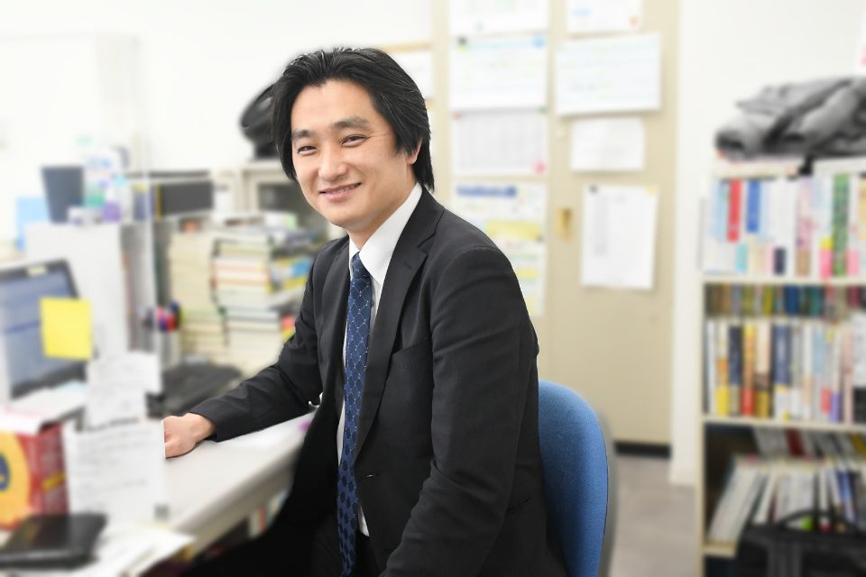 生徒への想いを込める／教材作成・国語教師 三谷 壮一郎 | 英進館株式会社